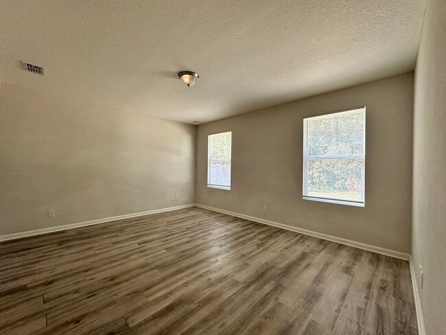 Building Photo - Pritchard Point - Three Bedroom Home