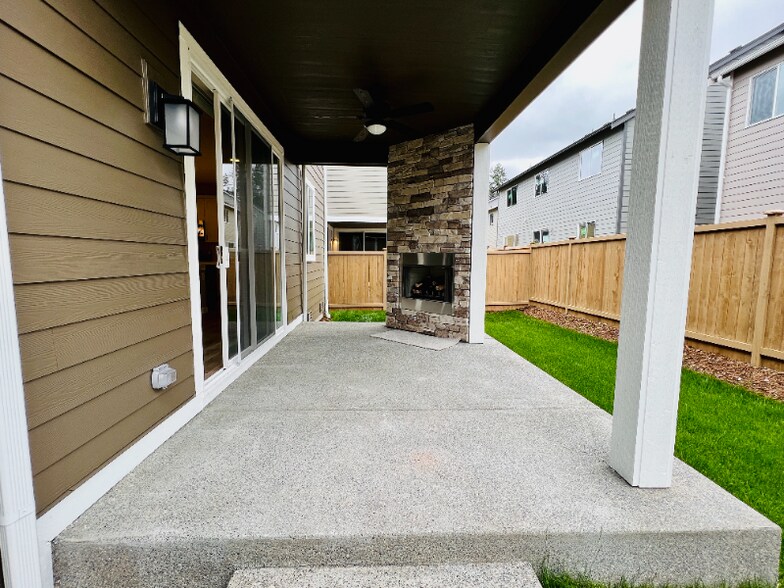 Building Photo - 16213 8th Ave E