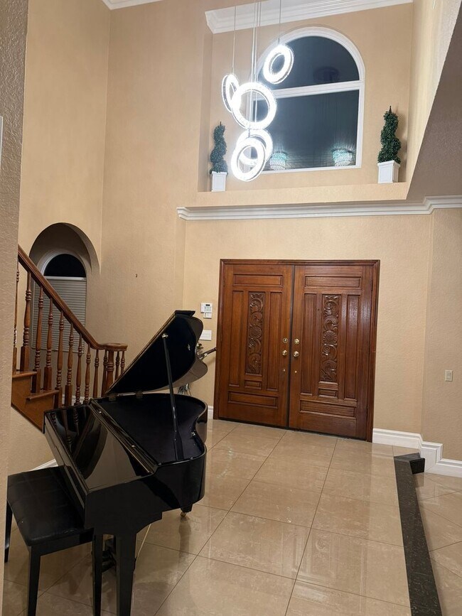 Building Photo - Custom Estate