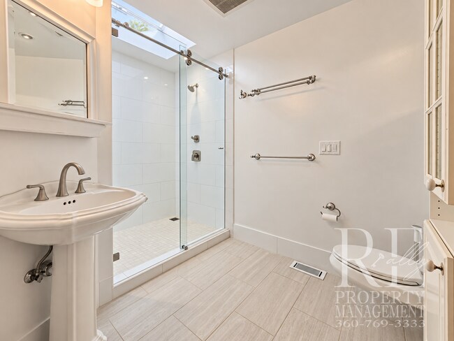 Building Photo - 14444 Sunrise Drive NE