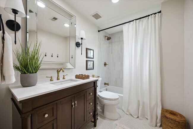 Building Photo - 1410 E 32nd 1/2 St