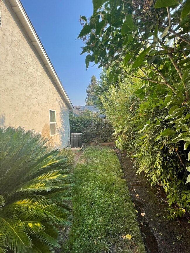 Building Photo - Large 3 Bed 2 Bath Home With Fenced Backyard and Private Garage!