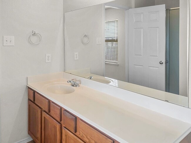 Building Photo - Spacious 1 Story Home!