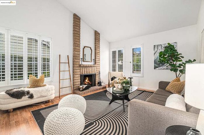 Building Photo - 1022 Village Dr