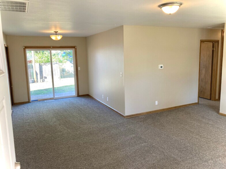 Building Photo - 612 W Matthews St