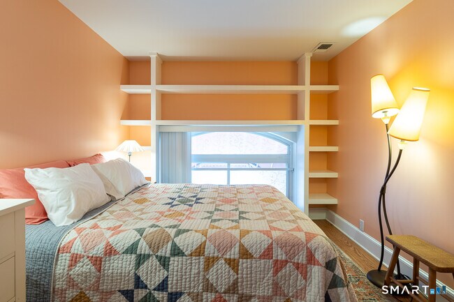 Building Photo - 6 School St