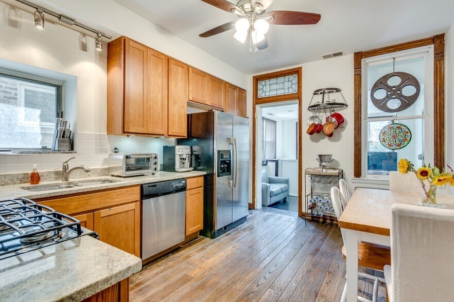 Building Photo - 921 W Newport Ave