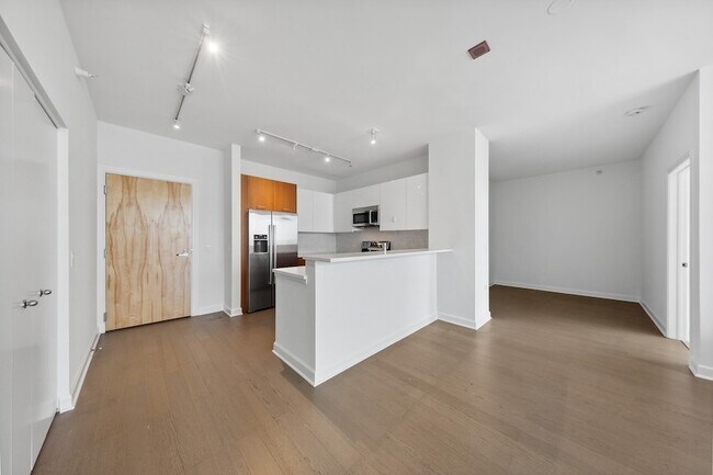 Building Photo - 1629 S Prairie Ave