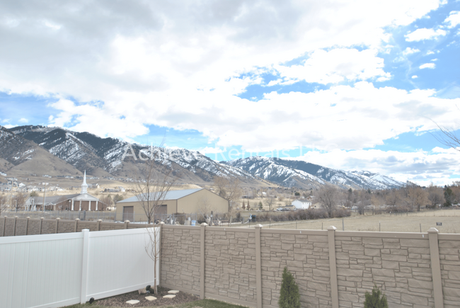 Building Photo - 206 E 520 N