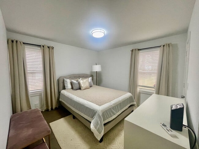 Building Photo - Cozy Bungalow in Atlanta's Westside