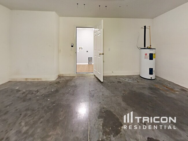 Building Photo - 2304 Roanoke Springs Dr