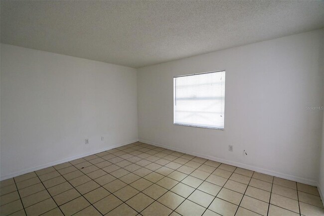 Building Photo - 3253 Bloomingdale Villas Ct