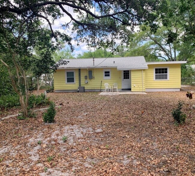 Building Photo - Charming 2 bedroom 1 bath - move in ready