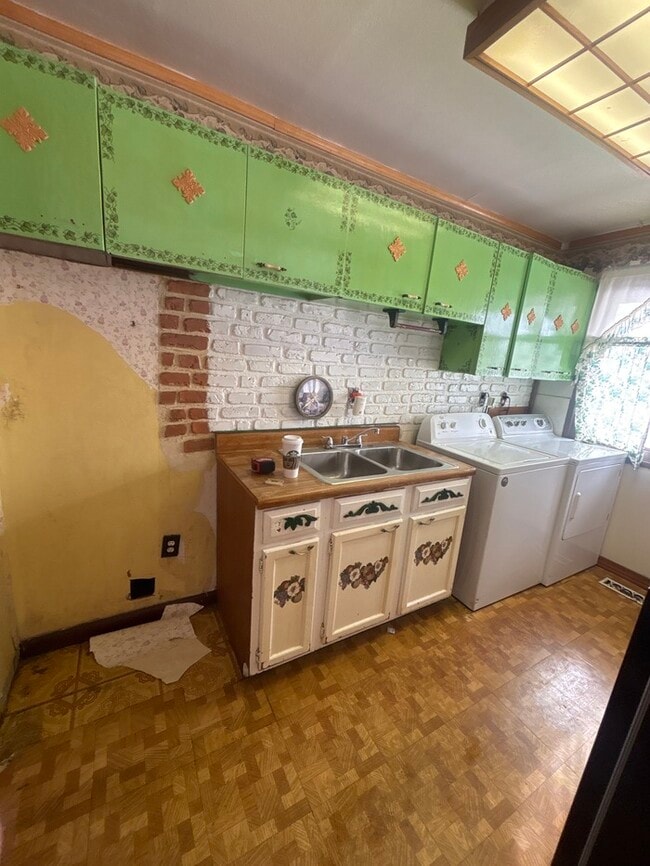 Building Photo - 4 bed 1 bath