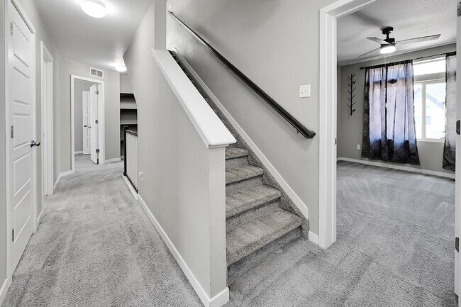 Building Photo - $2,550.00, 3 bed, 2.5 bath located in Colo...