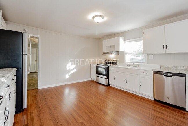 Building Photo - HOLIDAY SPECIAL! SIGN A LEASE BY NOVEMBER ...