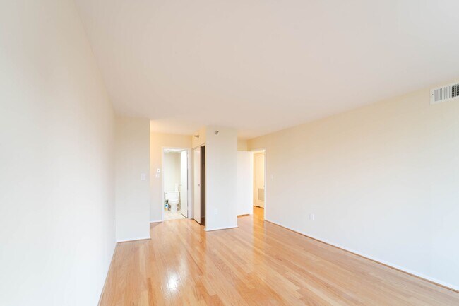 Building Photo - Contemporary 2BR/2BA Corner Condo at The Encore of McLean