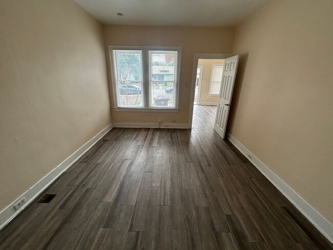 Building Photo - COMING SOON! 1 Bedroom /1 Bath Unit with F...