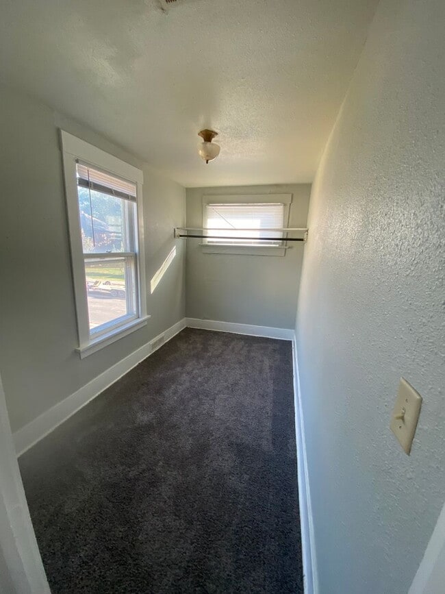 Building Photo - BUR1026
