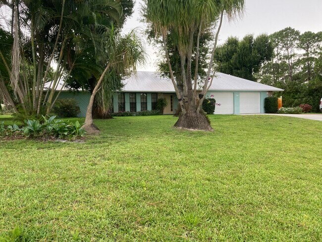 Front House - 34 NE Acacia Trl