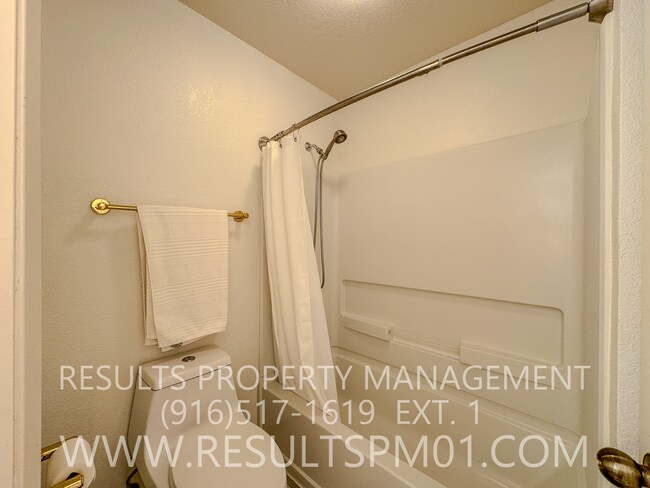 Building Photo - Lovely 2 Bedroom Condo near Davis university