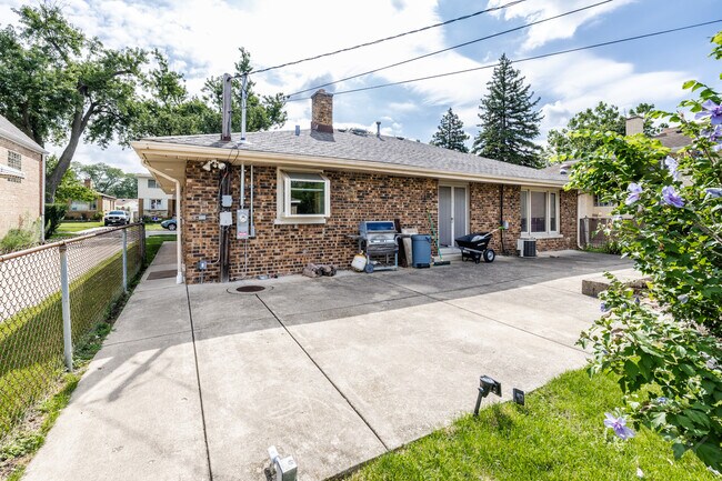 Building Photo - 2334 S 10th Ave