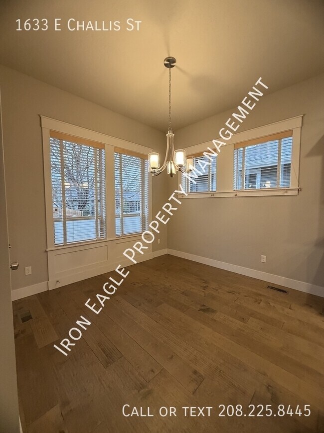 Building Photo - 1633 E Challis St