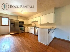 Building Photo - 3 Bed 1.5 Bath House in Convenient Location