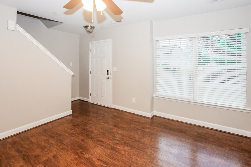 Building Photo - 4198 Broadstairs Dr SW