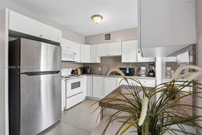Building Photo - 435 NE 69th St