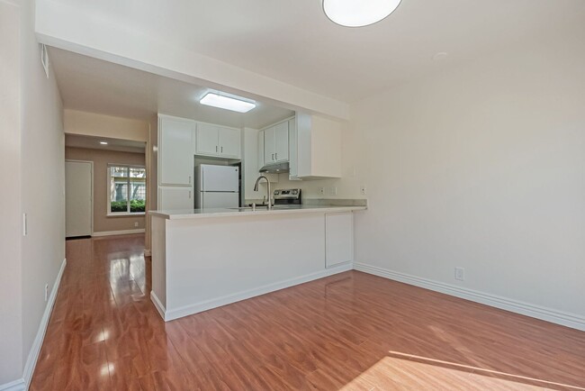 Building Photo - BEAUTIFUL REMODELED TWO STORY TOWNHOME IN ...