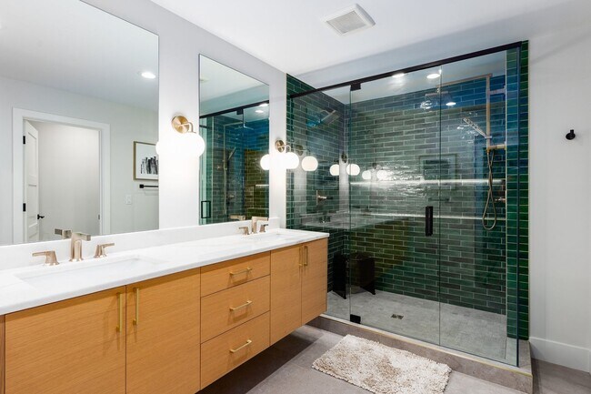 Building Photo - Stunning 5-Bedroom Modern Home with Panora...