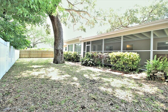 Building Photo - 1001 Brookside Dr