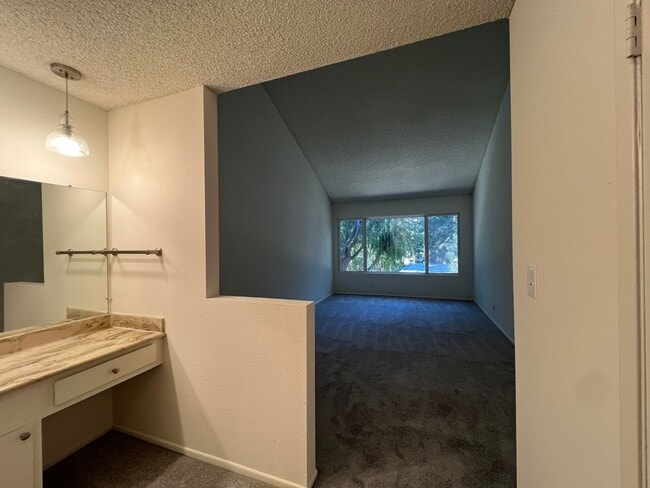 Building Photo - LOCATION! Move-in ready 2+2 w/parking, pool + balcony!