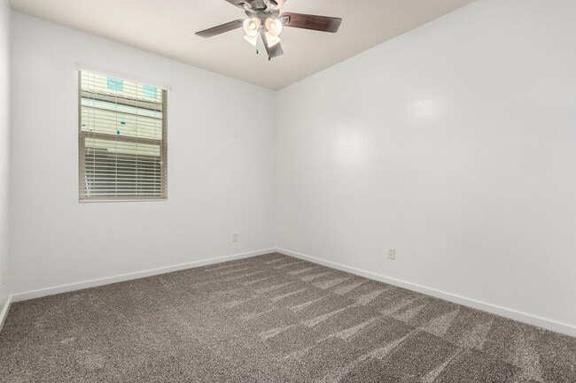 Building Photo - 1035 Carlsbad Dr