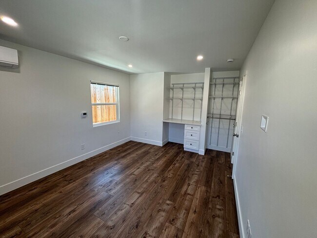 Building Photo - Spacious 3 bedroom 2 bath
