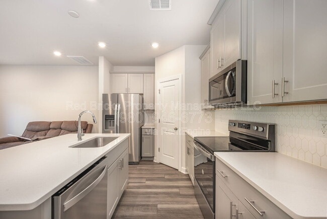 Building Photo - 490 Tayberry Ln