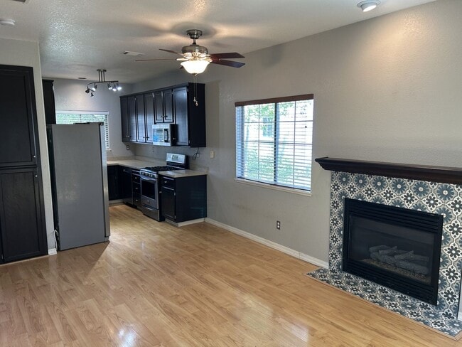 Building Photo - Beautiful East Petaluma 3 Bedroom, 2.5 Bath Home