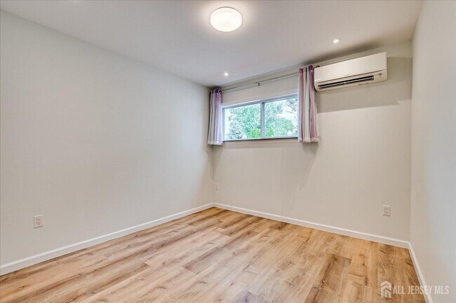 Building Photo - 9 Regent Ct