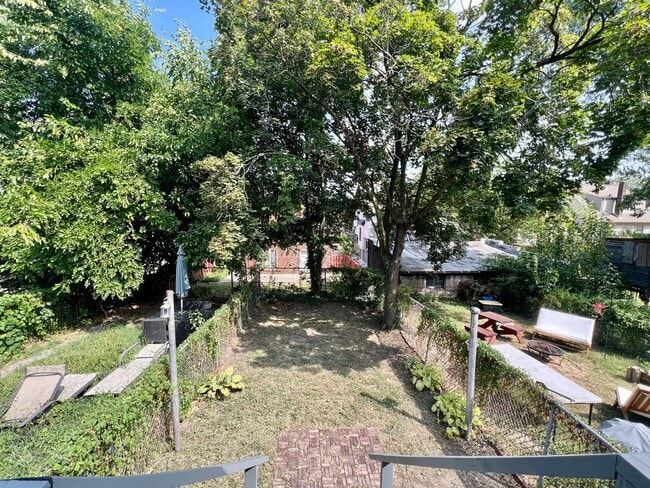 Building Photo - Charming Three Bedroom Townhouse in Squirr...