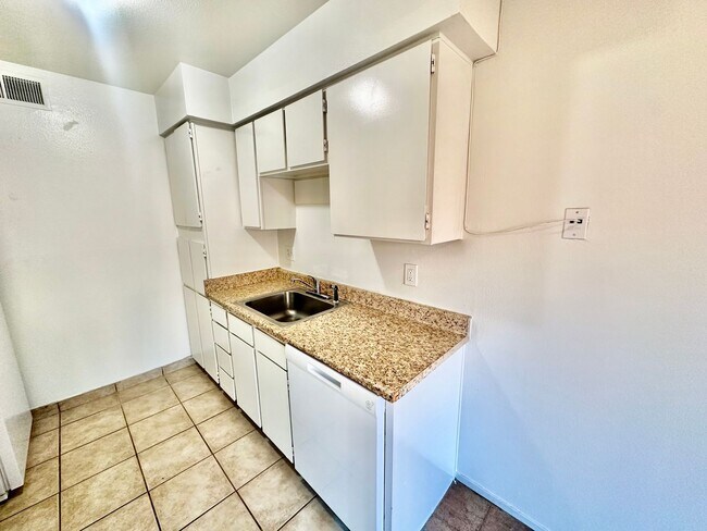 Building Photo - Spacious 2/1 Condo in Gated Community