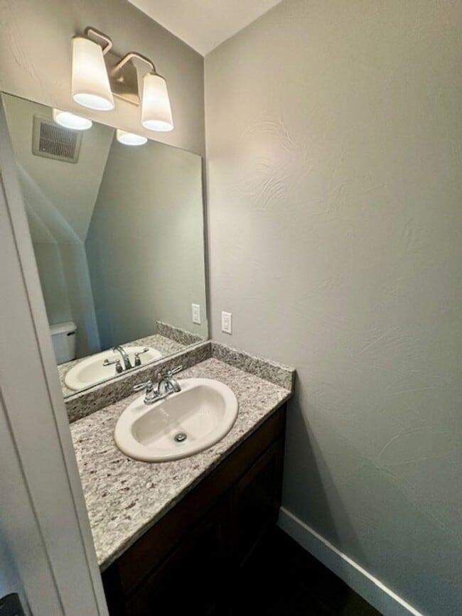 Building Photo - 3 Bedroom, 2 1/2 Bathroom Townhouse -2 weeks free rent with 1-year lease-