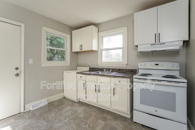 Building Photo - 2010 Temple St