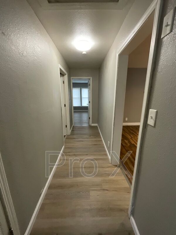 Building Photo - 502 W 9th St