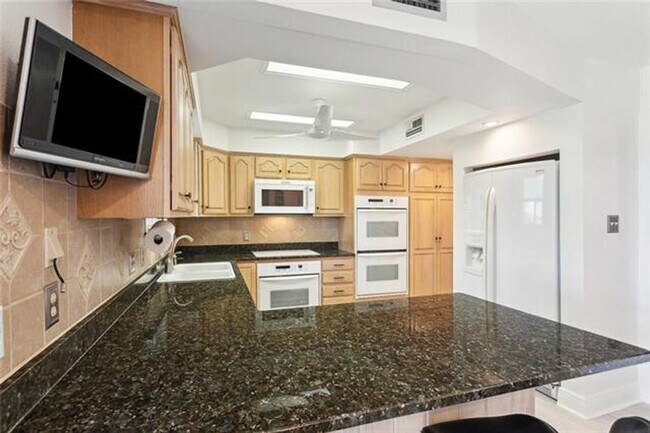 Building Photo - Beautiful Water Front Home