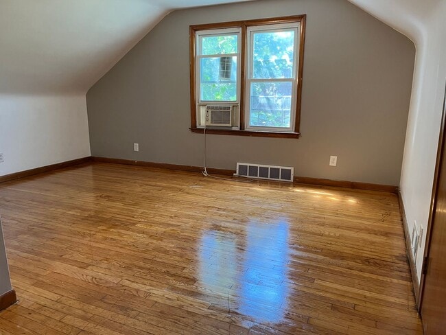 Building Photo - Lovely renovated 3 bedroom house