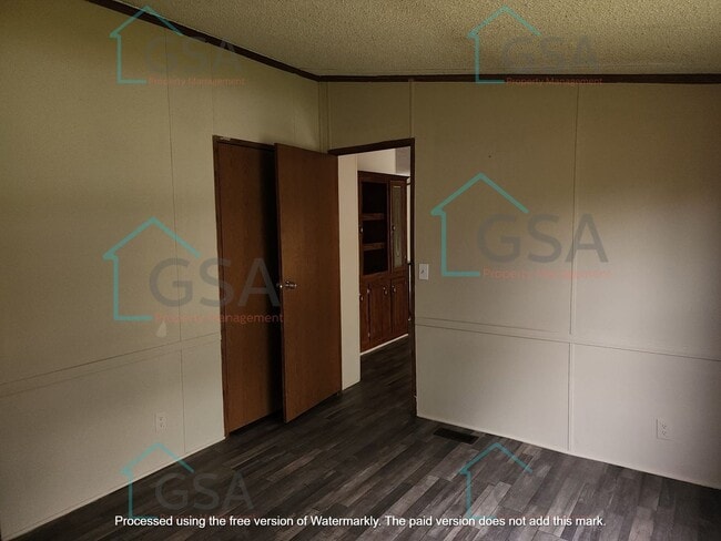 Building Photo - 3 Bedroom Mobile Home Available!