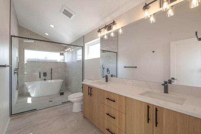 Building Photo - Beautiful 1 year old home in Pacific Wa