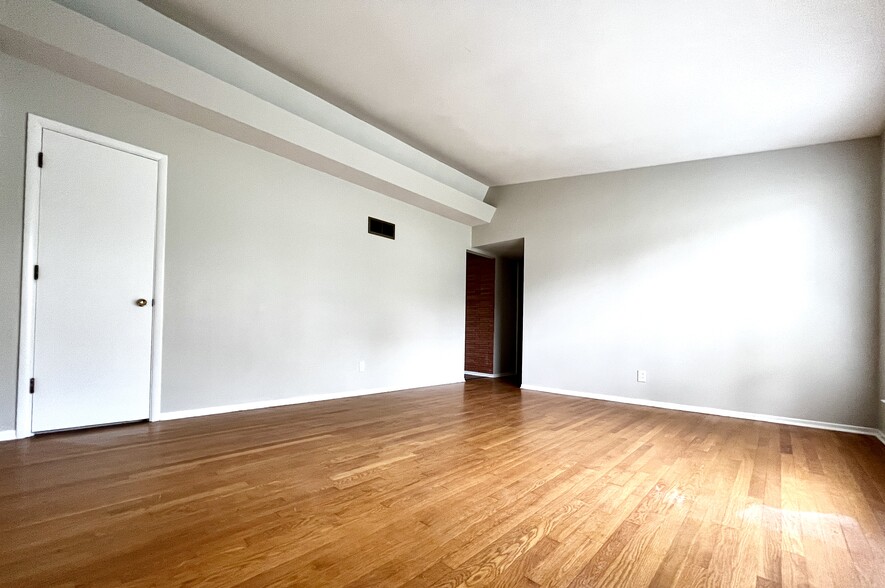 Building Photo - 880 Gladiola Dr