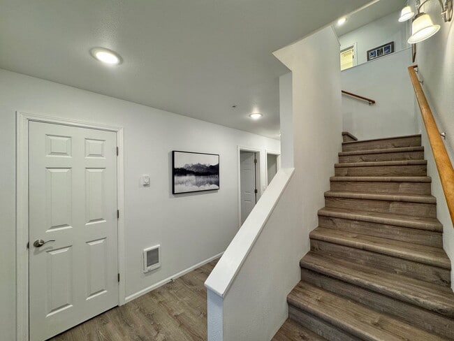 Building Photo - 4505 Hillcrest Ave